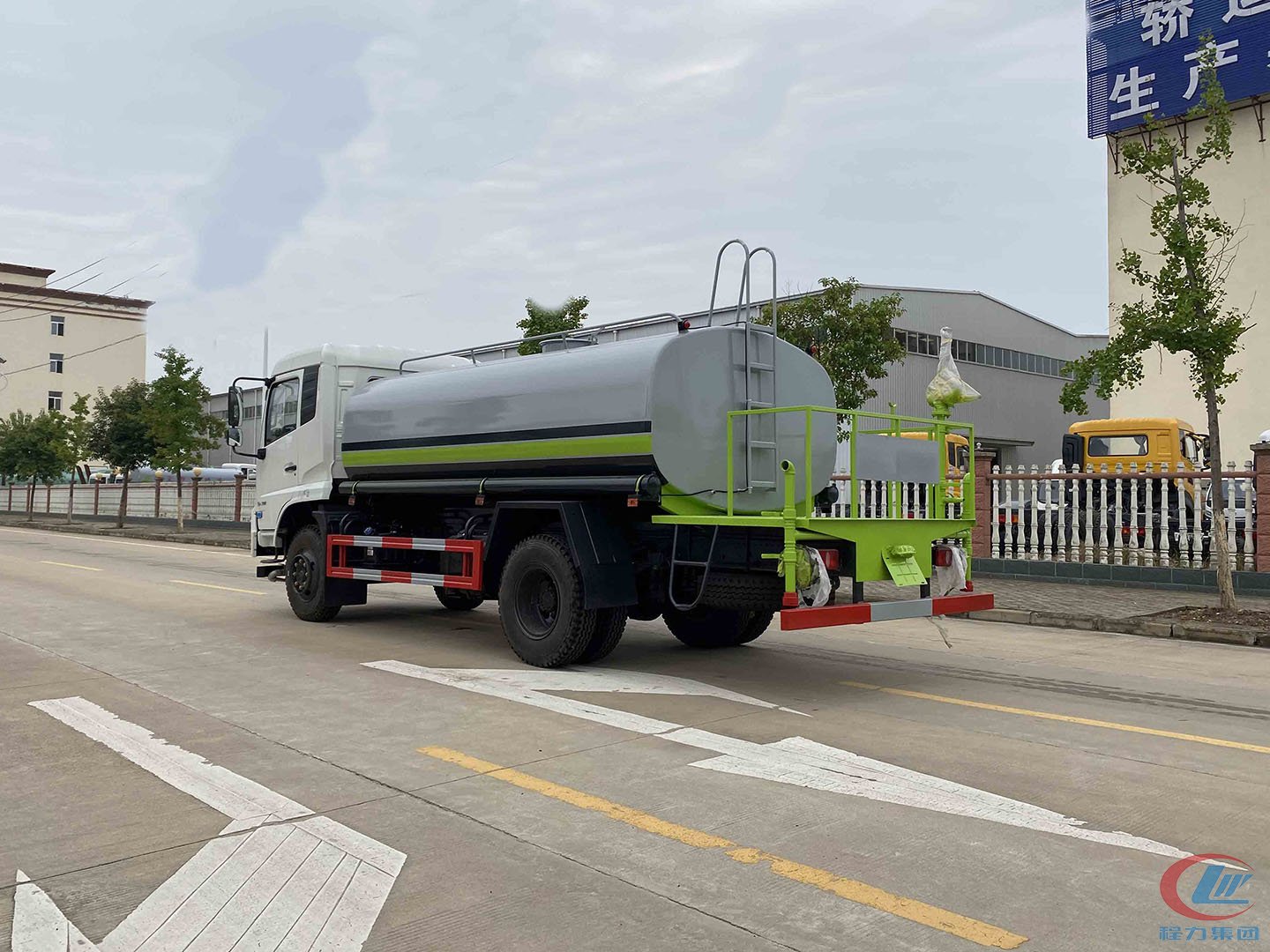 國(guó)六12方東風(fēng)專(zhuān)底D3V灑水車(chē)