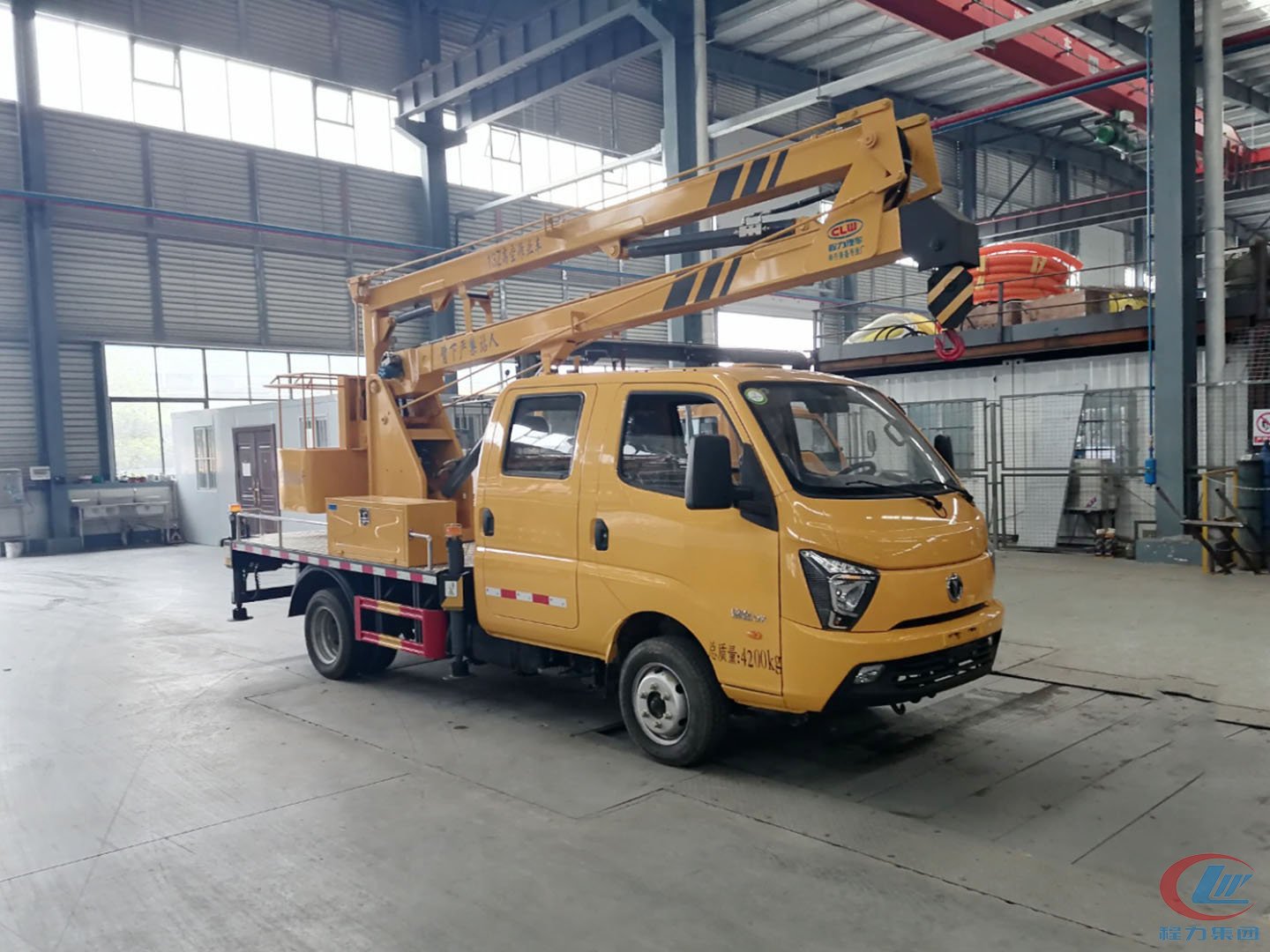 國(guó)六飛碟締途雙排座13.5米藍(lán)牌高空作業(yè)車(chē)