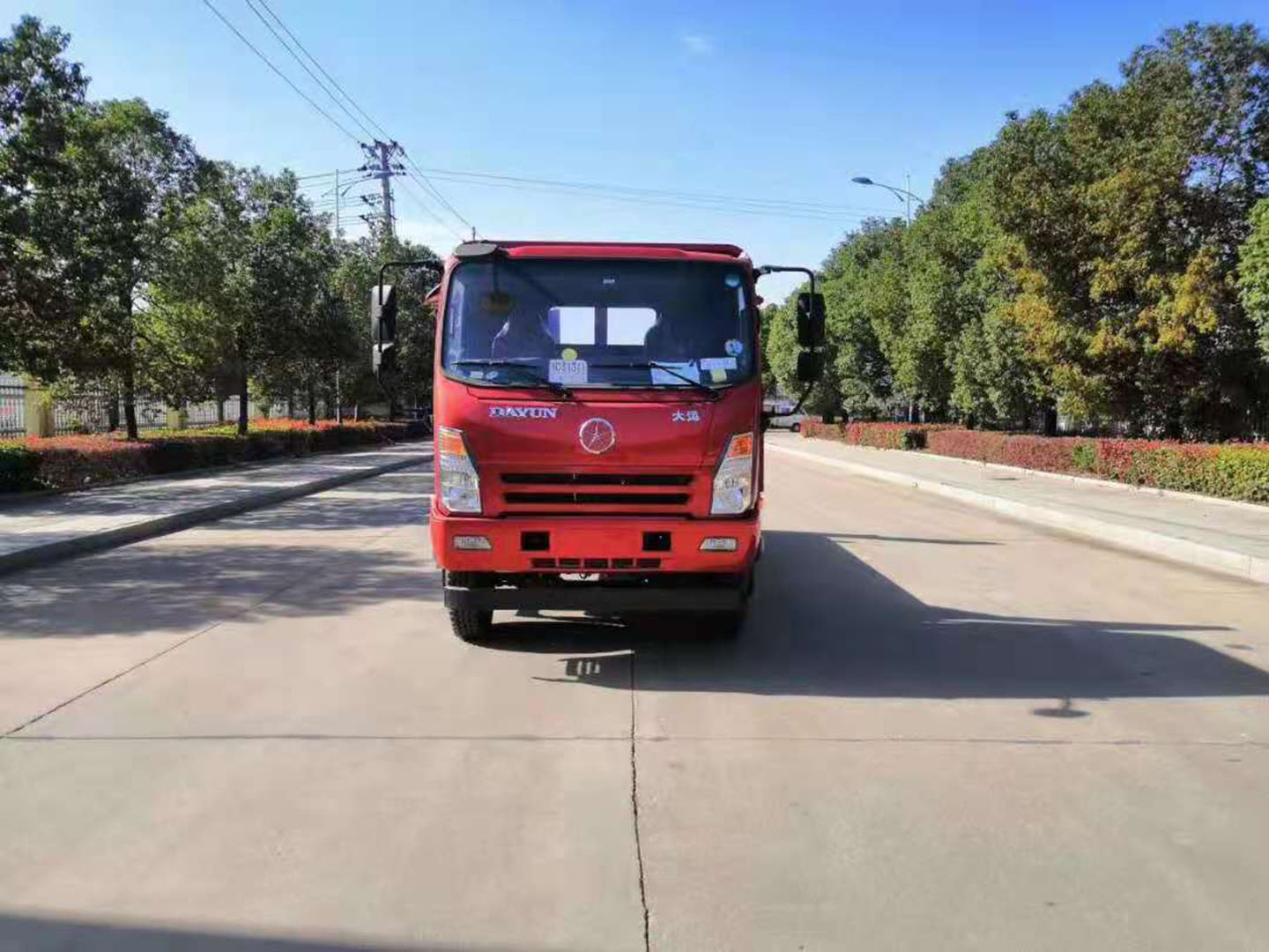 國(guó)六成都大運(yùn)黃牌平板運(yùn)輸車圖片
