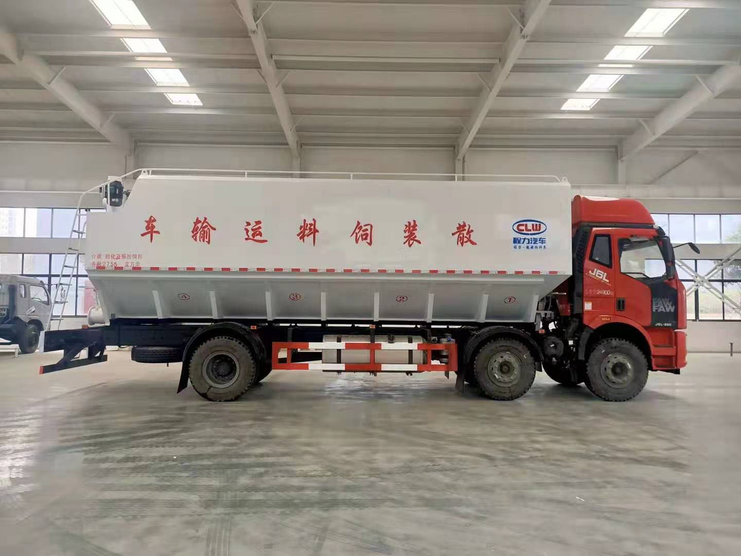 國六解放J6小三軸散裝飼料運(yùn)輸車