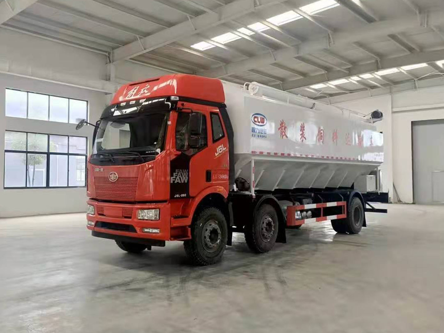 國六解放J6小三軸散裝飼料運(yùn)輸車