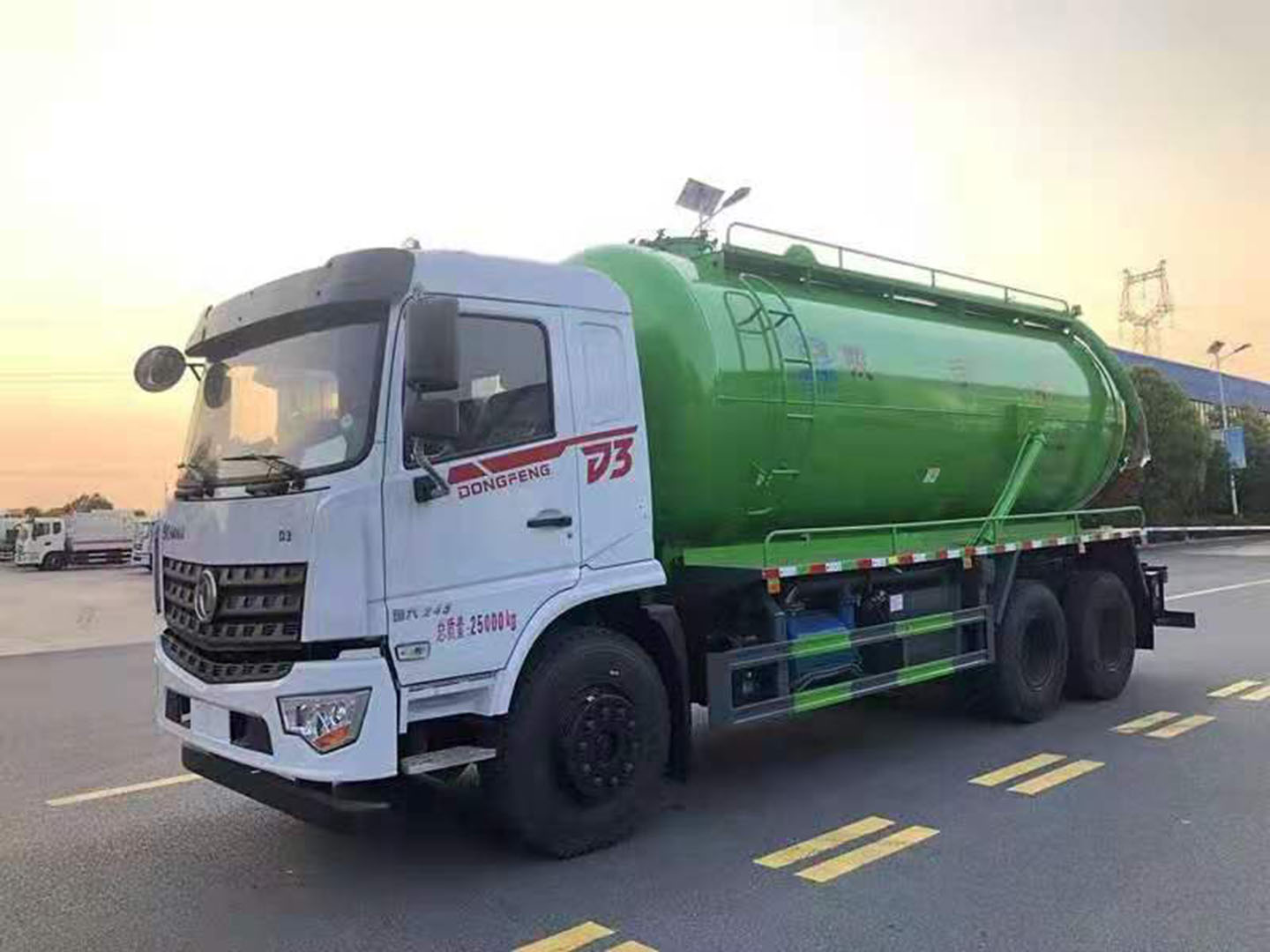 國六東風(fēng)專底D3后八輪吸污車圖片
