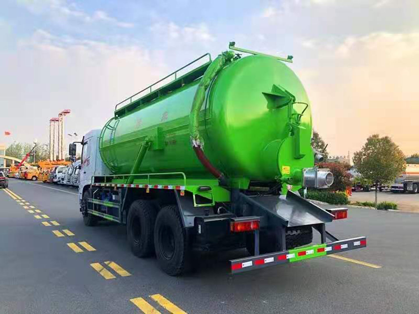 國六東風(fēng)專底D3后八輪吸污車圖片