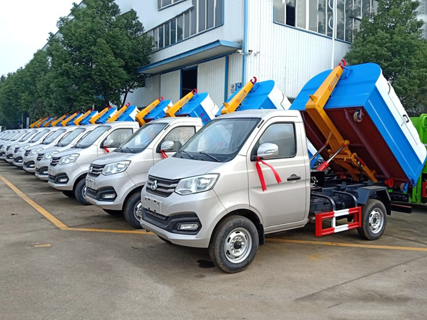 程力集團(tuán)國六長安勾臂垃圾車批量發(fā)車