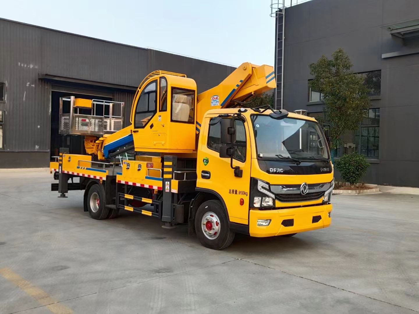 東風(fēng)多利卡直臂26米高空作業(yè)車