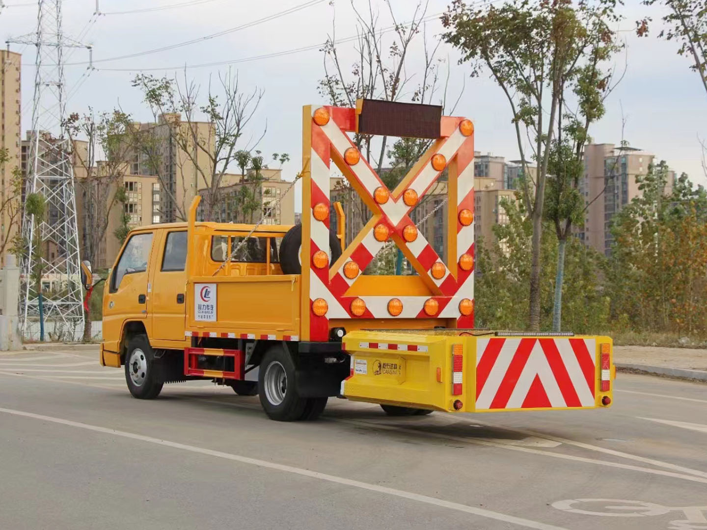 國(guó)六江鈴雙排防撞緩沖車