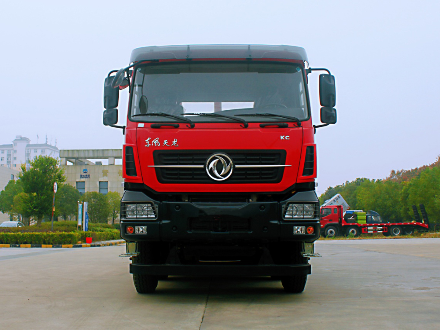 國(guó)六東風(fēng)天龍前四后八平板運(yùn)輸車(chē)