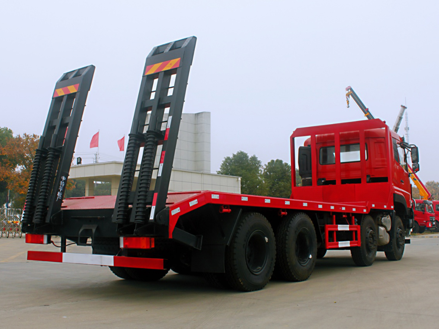 國(guó)六東風(fēng)天龍前四后八平板運(yùn)輸車(chē)