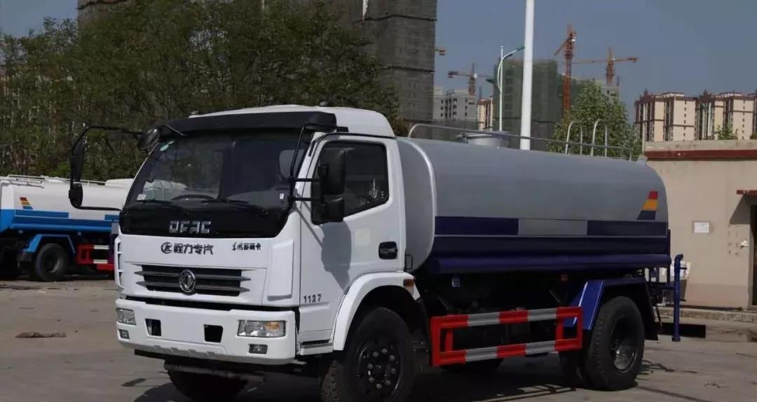 東風(fēng)多利卡8方灑水車(chē)