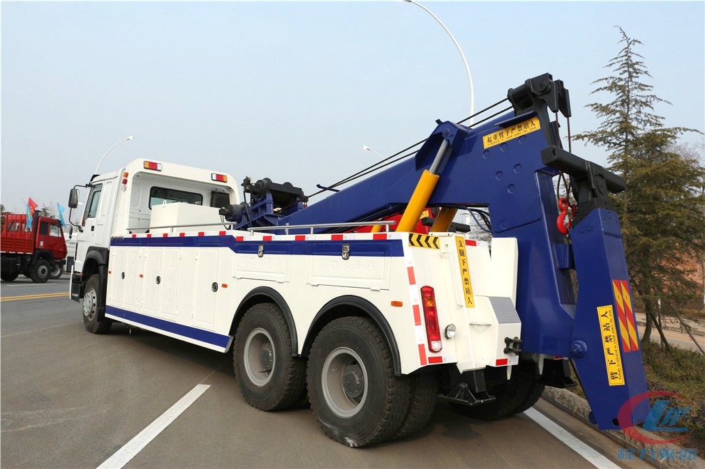 程力集團(tuán)重汽后八輪一拖一清障車(chē)側(cè)面圖