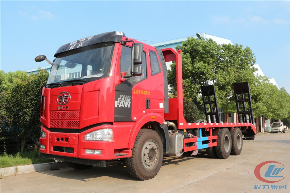 湖北程力解放后八輪平板運(yùn)輸車(chē)高清圖