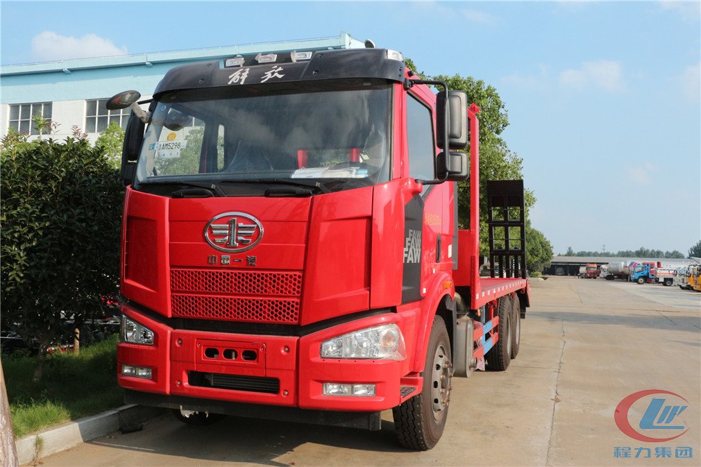 湖北程力解放后八輪平板運(yùn)輸車(chē)正面圖