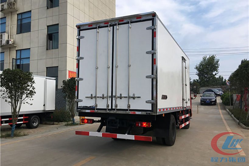 程力集團東風(fēng)天錦冷藏車（廂長6.1米）側(cè)面圖