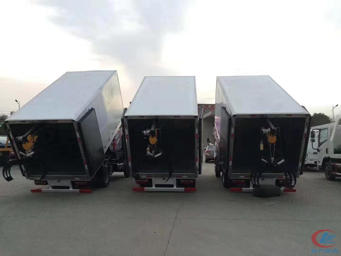 東風(fēng)多利卡D6動(dòng)物尸體冷藏車(chē)
