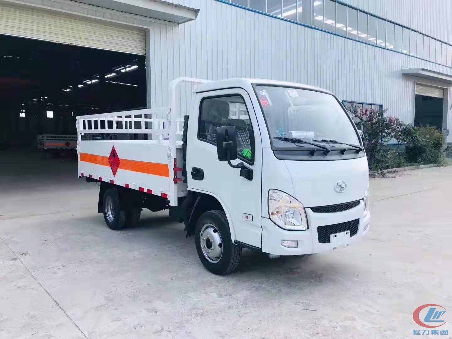 程力汽車集團(tuán)躍進(jìn)倉欄式氣瓶運輸車藍(lán)牌