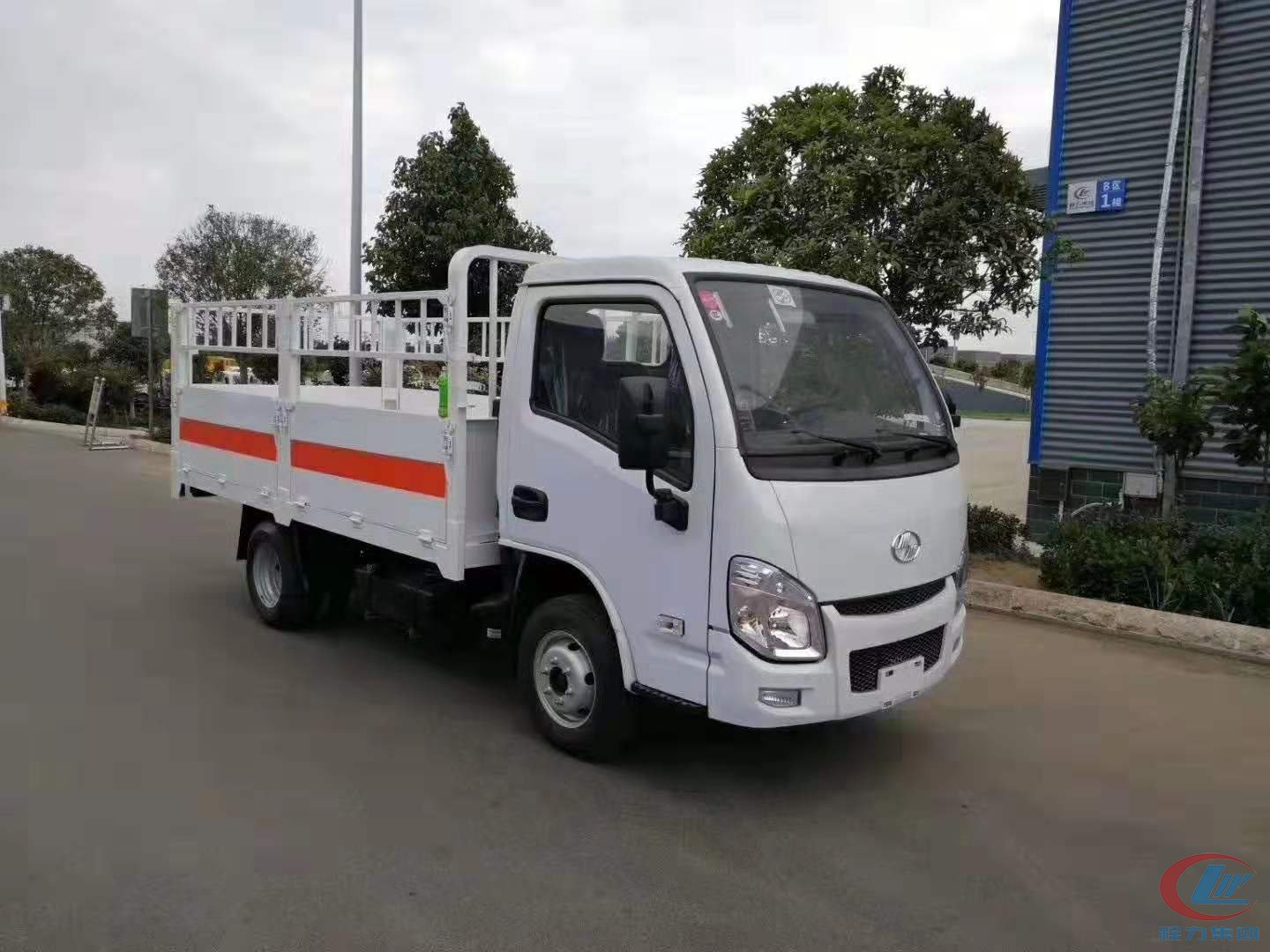 程力躍進(jìn)倉欄式危險品運輸車藍(lán)牌