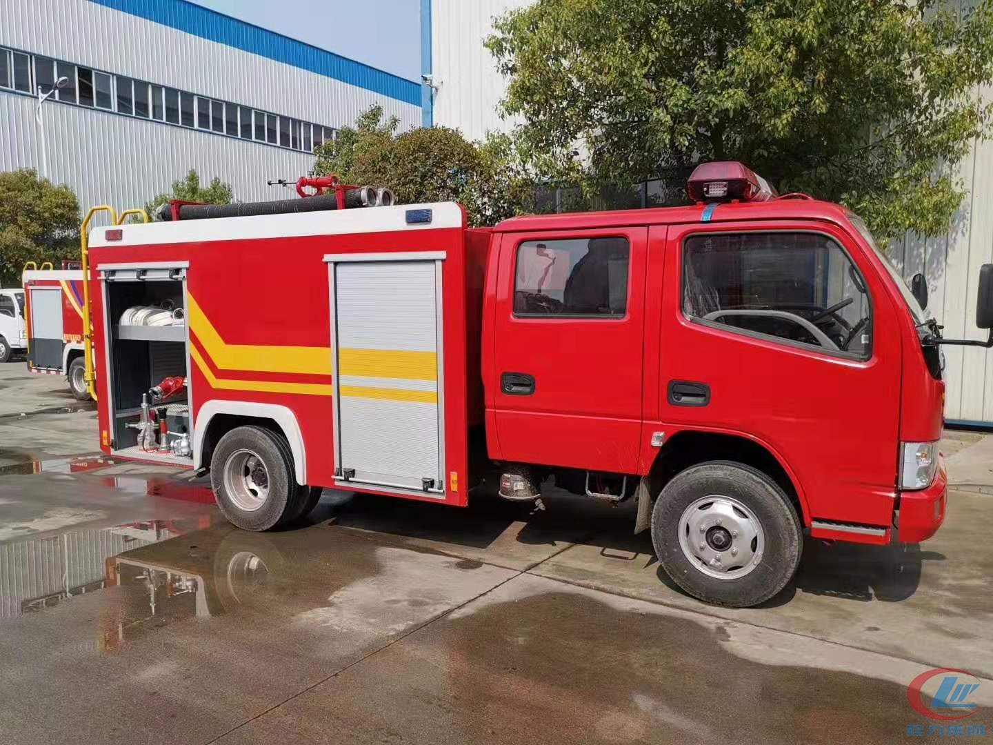 東風(fēng)多利卡D6水罐消防車(chē)側(cè)面圖