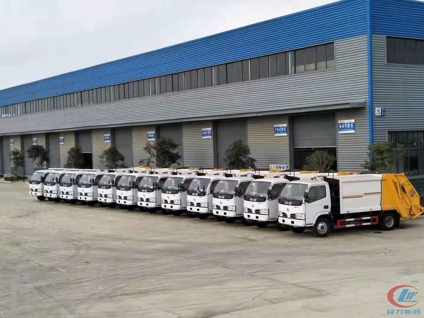 程力汽車(chē)出口中東地區(qū)壓縮垃圾車(chē)項(xiàng)目展示
