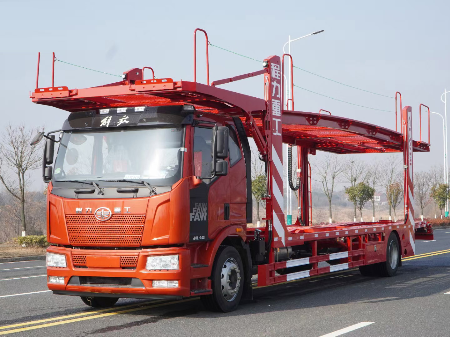 國(guó)六程力解放J6轎運(yùn)車(chē)6位板轎運(yùn)車(chē)